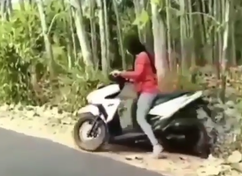 Video 30 detik para remaja keluar dari dalam hutan